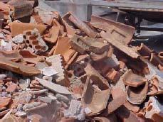 Goiânia-GO), provenientes da demolição de um piso de concreto (cerca de 70%) e de corpos-de-prova de concreto já rompidos (cerca de 30%); a parte de resíduos cerâmicos foi