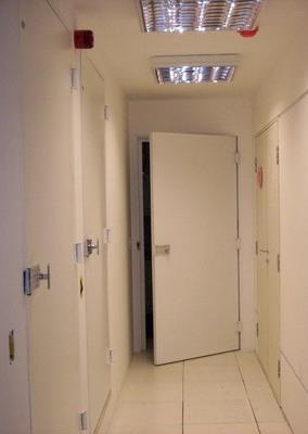 23 As portas corta-fogos para saídas de emergência são indicadas na instalação dos seguintes locais definidos pela NBR 11742/2003: Antecâmaras e escadas de edifícios; Entrada de escritórios e
