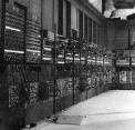 Eletrônica Geração Período Tecnologia Exemplos de Computadores Primeira 1946-54 Válvulas IAS,UNIVAC 1955-64 transistores Segunda Terceira Quarta