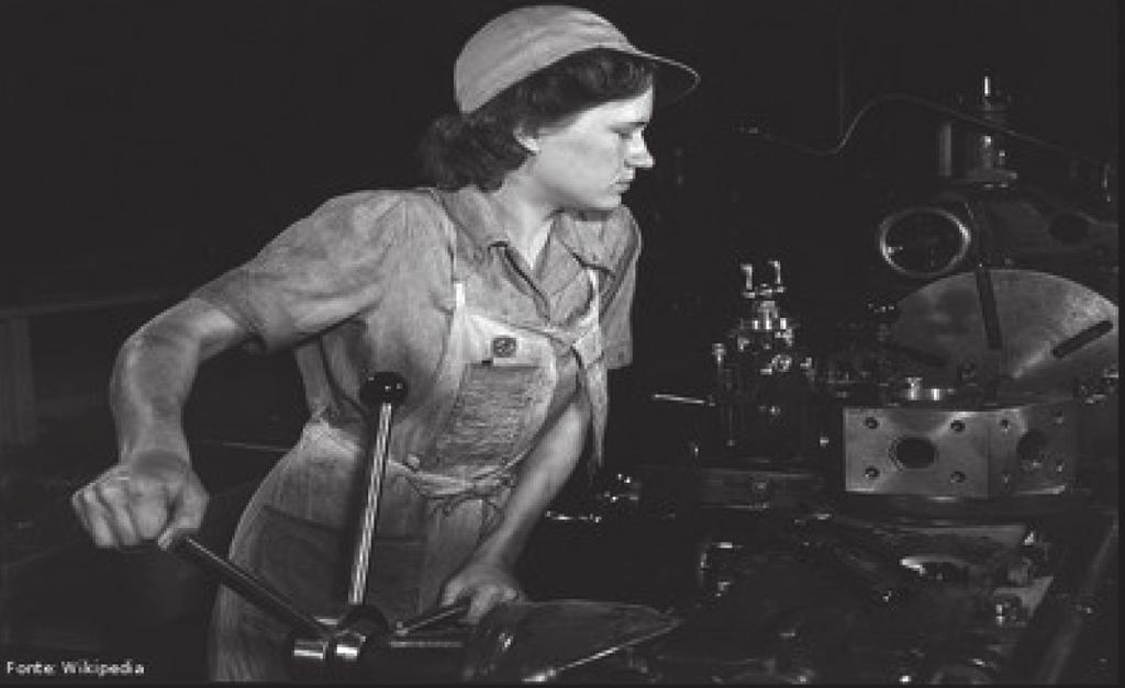 (H120142F5) Observe a imagem abaixo. Mulher operária nos Estados Unidos, 1940 Disponível em: <http://marianaplorenzo.com/2011/01/10/a-inquietacao-humana-e-o-mundo-desequilibrado/>.