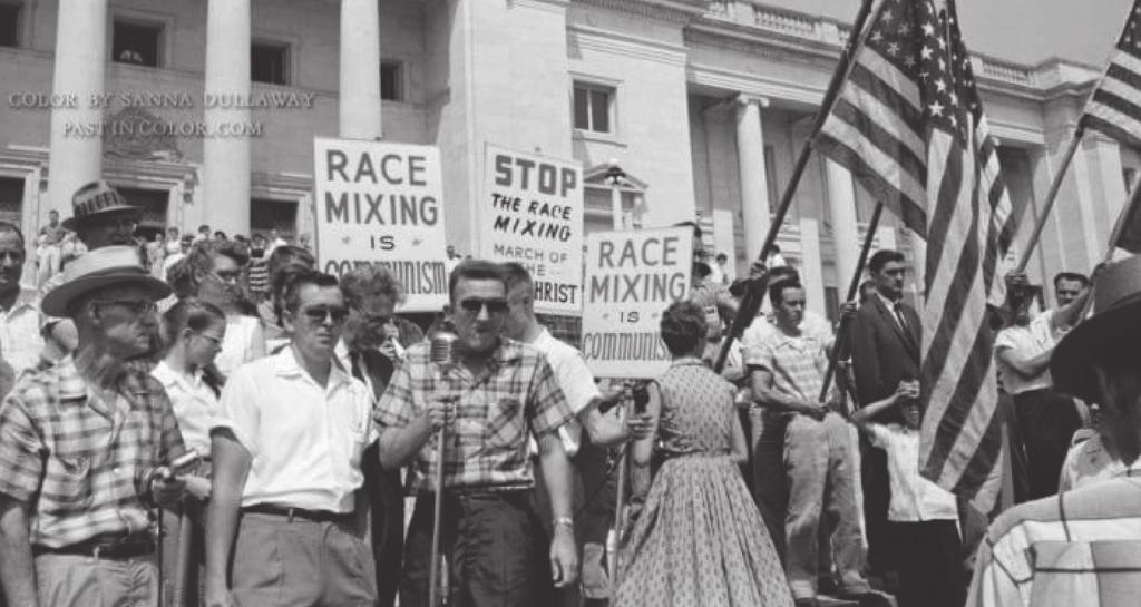 (H090176F5) Observe a imagem abaixo. Protesto contra a integração de estudantes afro-americanos em Little Rock, 1958 Disponível em: <http://www.megacurioso.com.