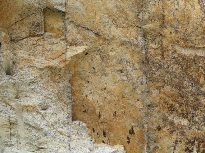 22 Talude: feições observadas na rocha aflorante.