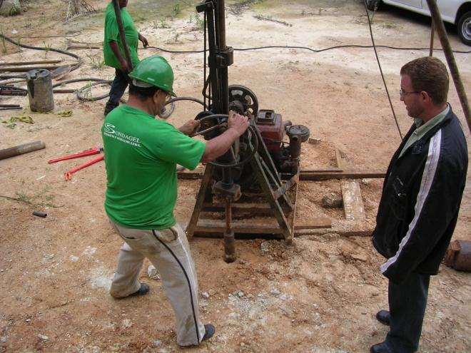 Para caracterização dos minerais presentes na rocha que deu origem ao perfil estudado, análises petrográficas foram realizadas em algumas