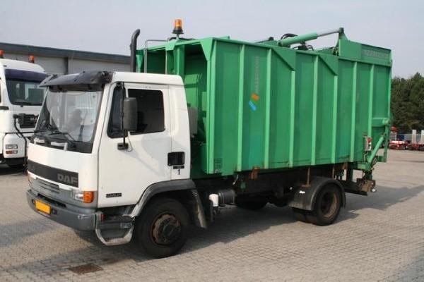 Figura 4 Camião responsável pela recolha de resíduos indiferenciados Recolha de RSU s : Funcionamento A recolha deste tipo de resíduos é realizada, tal como já foi referido anteriormente, por camiões