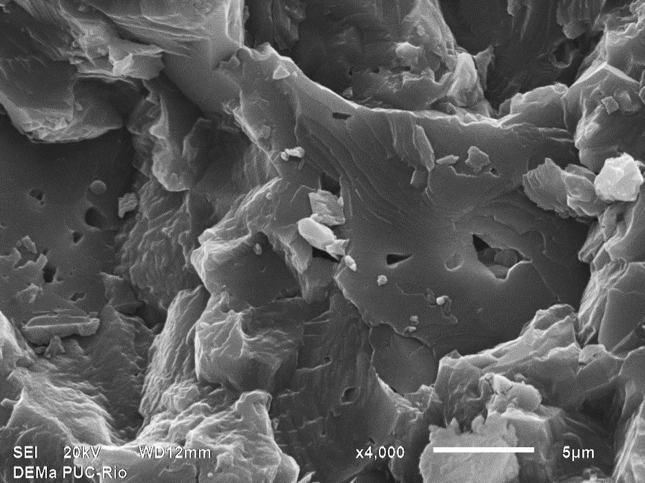 85 Calcita Poro Figura 5.15 Poros tipo Intrapartícula localizados dentro dos cristais de calcita de forma irregular e sem nenhum material preenchendo os poros.