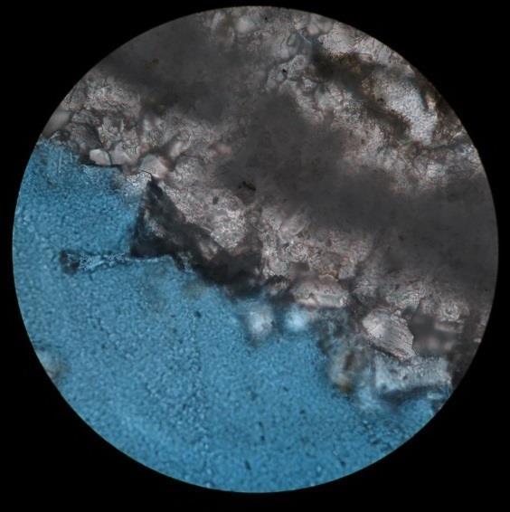 79 A Micrita foi observada geralmente com uma textura afanítica 2 de aspecto grumoso e cor gris escuro (Figura 5.
