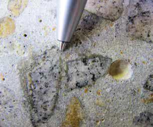 4 ANÁLISES PETROGRÁFICAS DOS CONCRETOS As análises petrográficas dos concretos indicaram características não comuns
