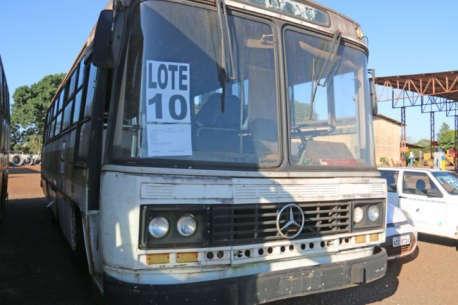 LOTE 10 Veículo Ônibus MB OF1113 Ano 1981 Cor branca, sem