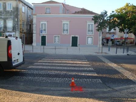 º Retorno Na Rua Doutor António Rodrigues Manito, 1 metro antes de terminar o Muro da Escola.