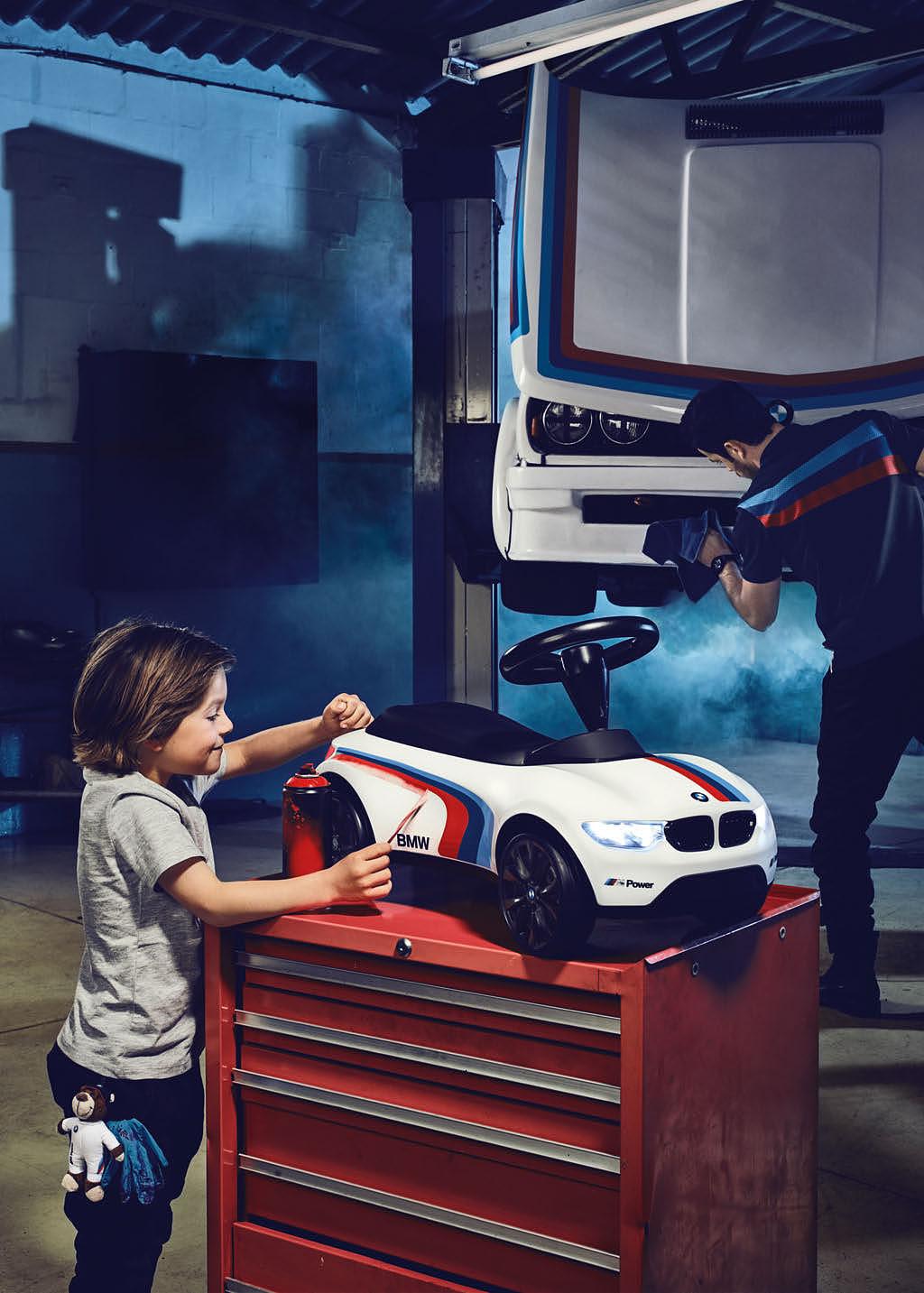 BMW LIFESTYLE I COLEÇÃO BMW MOTORSPORT BMW Baby Racer III Motorsport.* Agora acelera: Baby Racer esportivo com riscas no design BMW Motorsport, luzes traseiras, faróis de LED e buzina integrada.