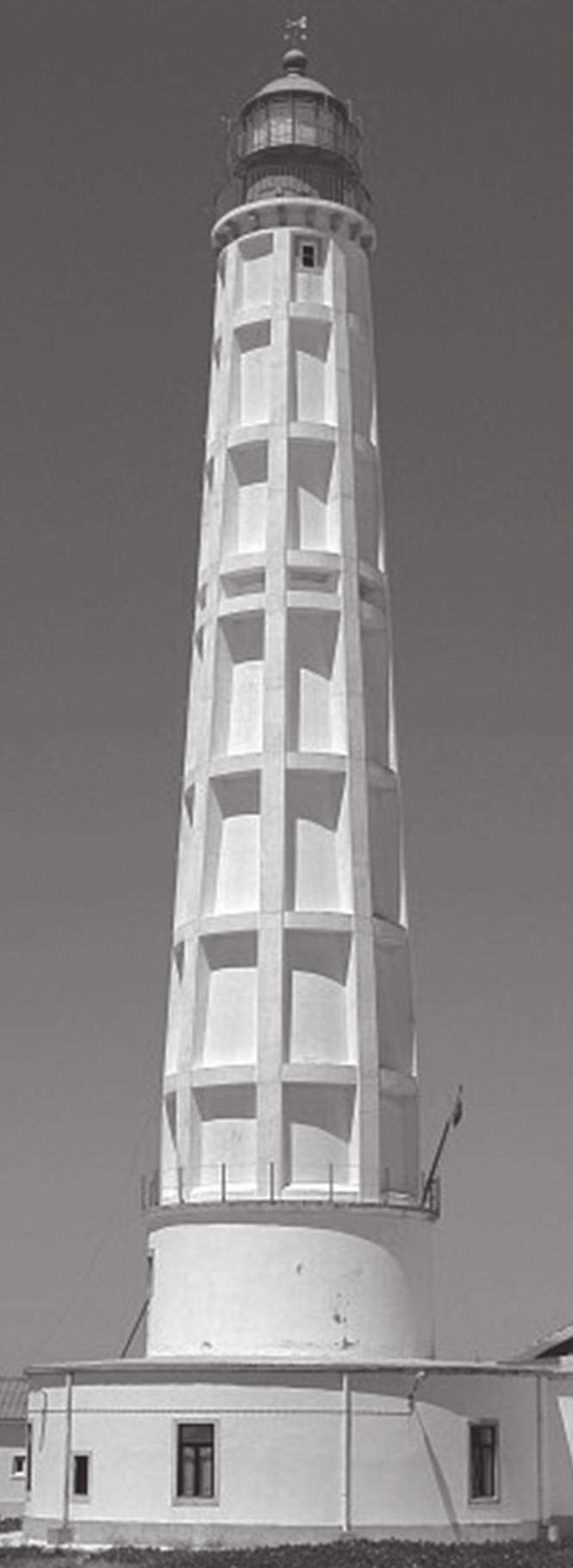 5. A Figura 5 é uma fotografia do farol do Cabo de Santa Maria, situado na Ria Formosa, na Ilha da Culatra. A Marta e o Rui estão a fazer um trabalho de trigonometria.