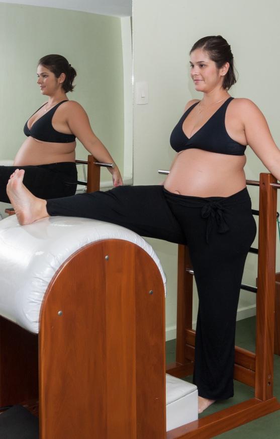 Pilates adaptado para gestantes Primeiro Trimestre No primeiro trimestre os exercícios do pilates devem respeitar o momento de formação do embrião e sua implantação no útero, e com isso evitar