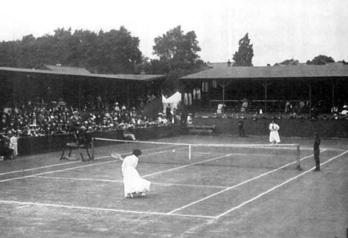 Em 21 de Maio de 1881, a United States National Lawn Tennis Association foi fundada para padronizar as regras e organizar as competições. O U.S. National Men's Singles Championship, actualmente US Open de ténis, realizou-se pela primeira vez em 1881, em Newport, Rhode Island.