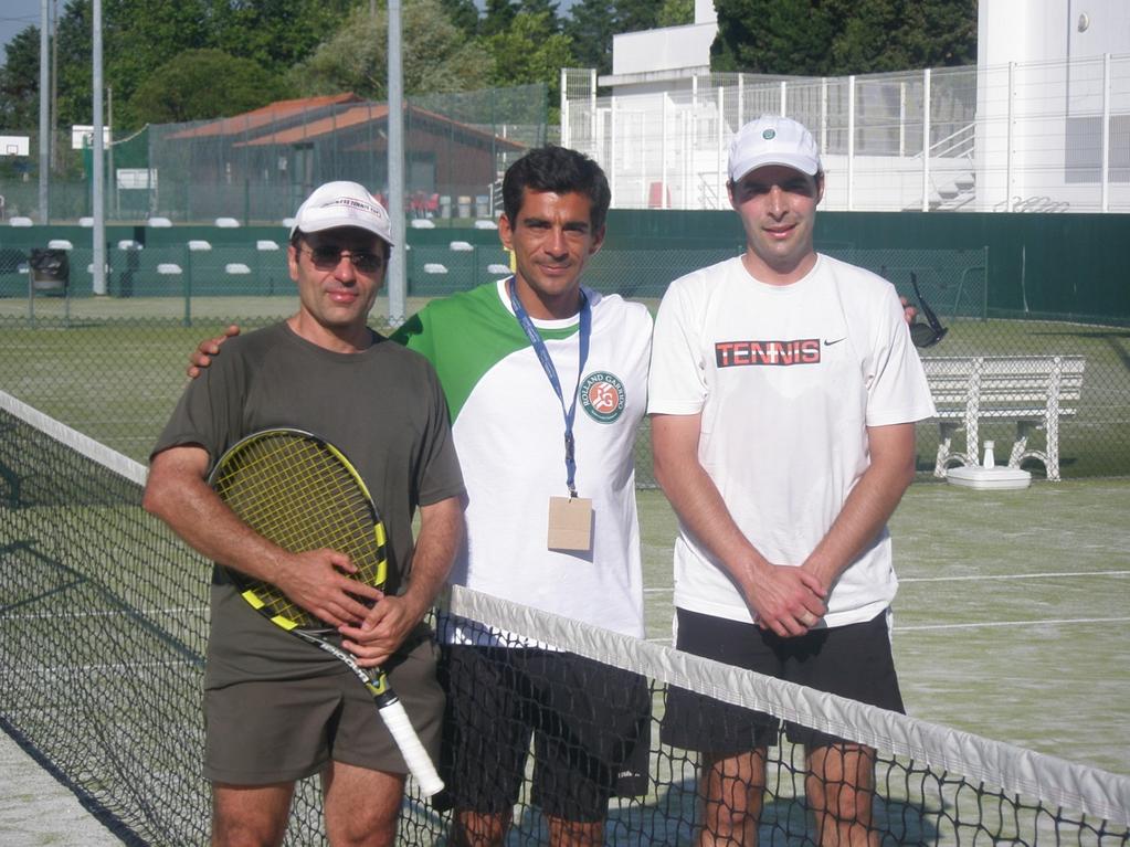 ROLLAND GARRIDO MASTERS 2013 29 E 30 DE JUNHO Amílcar Falcão (á esquerda), Adriano Carvalho (árbitro da final) e Malta José (à direita) o grande vencedor da primeira edição do torneio.