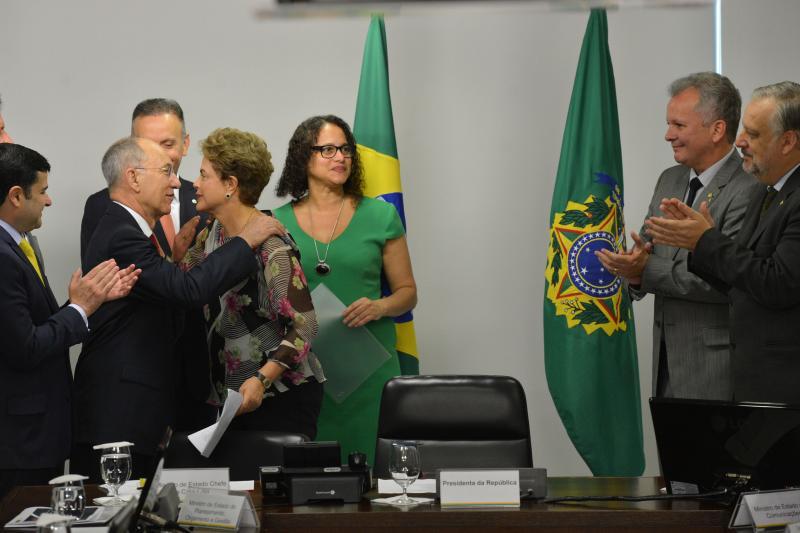 Declaração se deu um dia após deputados da oposição apresentarem ao presidente da Câmara, Eduardo Cunha (PMDB-RJ), requerimento pedindo análise dos pedidos de impeachment protocolados no Congresso.