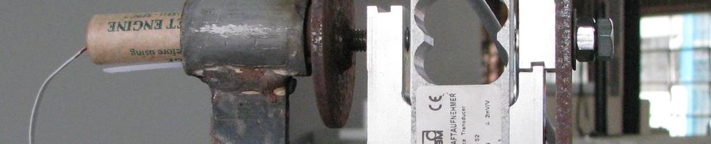 Foto da bancada experimental mostrando a célula de carga S- da HBM e um motor preparado