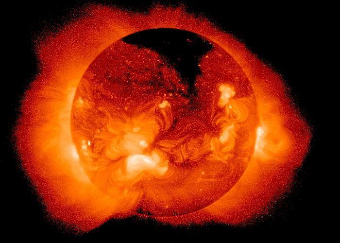 O vento solar não é emitido uniformemente devido ao campo magnético do Sol estar altamente estruturado em algumas regiões e em outras não.