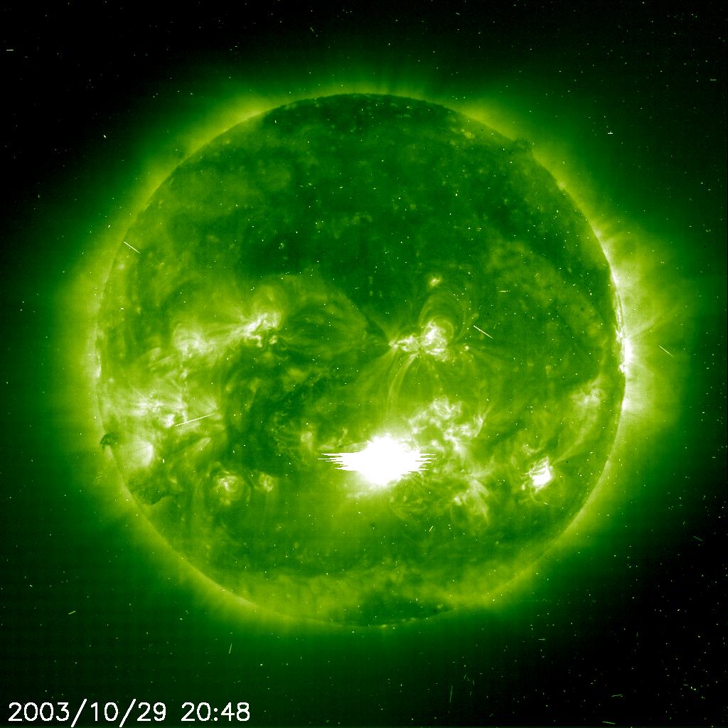 Figura 2.9 Explosão solar ( flare ), o ponto mais brilhante da imagem obtida pelo instrumento EIT em 29 de outubro de 2003, a bordo do satélite SOHO, em 195 A. Figura 2.