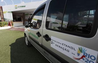 Etanol 2G no Brasil Petrobras desenvolve etanol 2G desde 2004. Em 2012 produziu 80.000 litros com KL Energy / Blue Sugars Co.