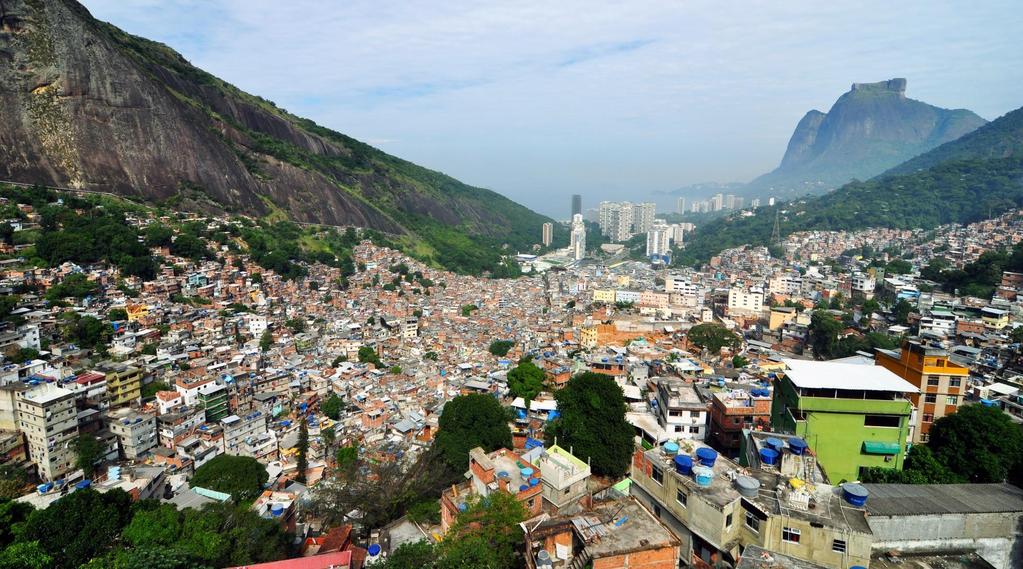 ROCINHA Existem 6,3 mil favelas espalhadas pelo Brasil, sendo que a maior delas é a favela da Rocinha, no Rio de Janeiro, que possui cerca de 70 habitantes. No mundo a Rocinha ocupa a nona posição.