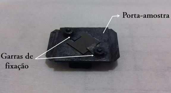 3.2 Crescimento epitaxial de CdTe sobre Si (111) Após o processo de limpeza que permite a retirada do óxido nativo da superfície do substrato de Silício, prossegue-se imediatamente com o crescimento