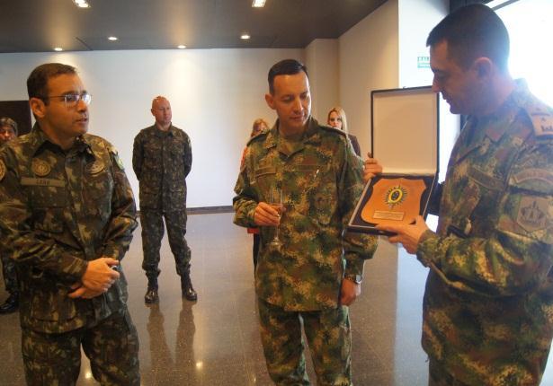 O Tenente De Figueiredo, que obteve a primeira posição do curso, recebeu o diploma e um prêmio das mãos do Chefe GMI-CO.