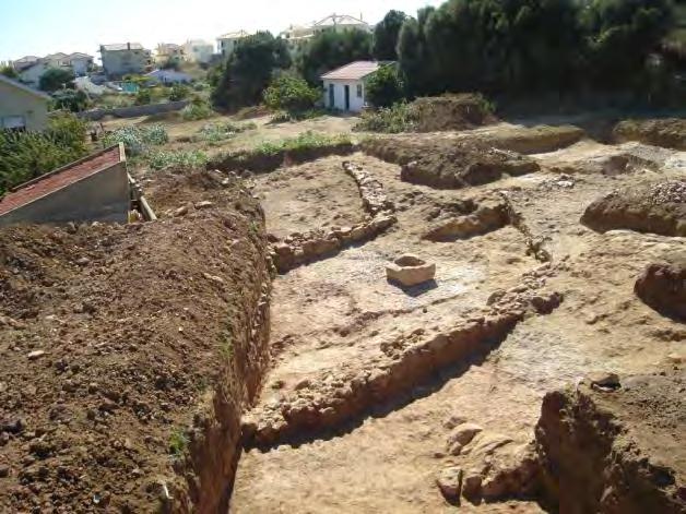 cerâmicos e líticos descontextualizados, da época contemporânea à pré-história recente, com cerâmicas roladas ou muito roladas.