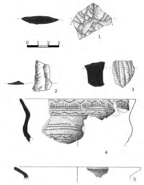 aleatoriamente e materiais atribuíveis a época romana e pré-história recente. Os artefactos cerâmicos préhistóricos apresentam um baixo índice de rolamento.