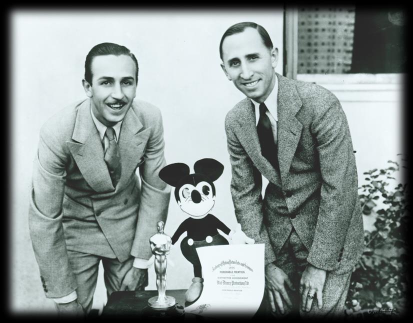 O começo de tudo 4 Não tem como falar da história da empresa sem falar a história de Walt Disney e também do seu irmão e sócio, Roy Disney. O lema de Walt Disney é: continue seguindo em frente.