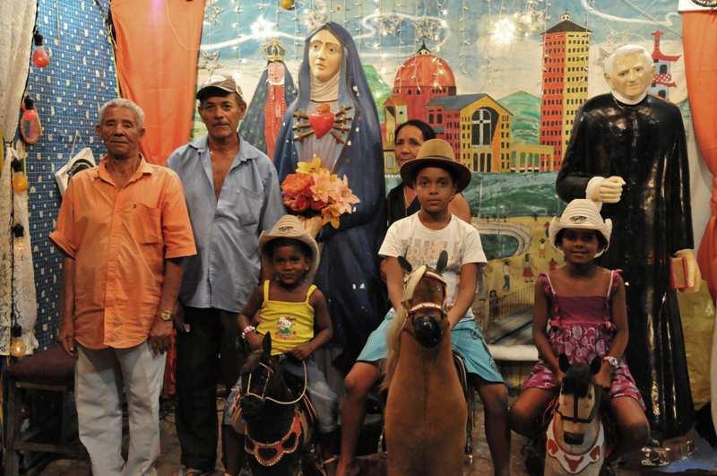 132 Romarias de Juazeiro do Norte: imagens Múltiplas da Devoção Família é fotografada por um dos fotógrafos