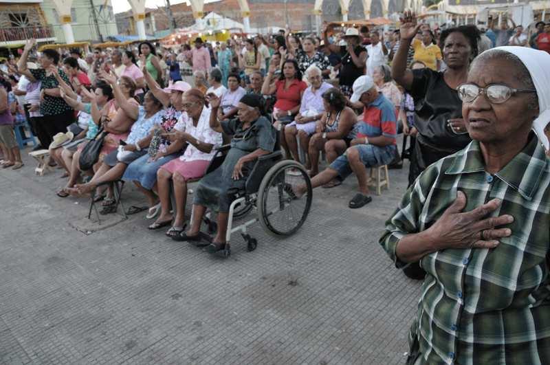 seguindo em procissão pela Rua do Horto.