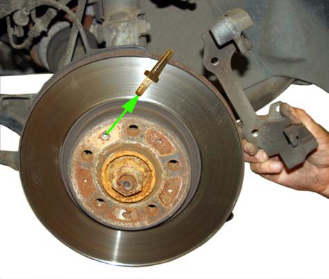 Quando usado, retire o parafuso de fixação do disco.