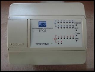 Porta serial para conexão de programador manual PU12, ou computador com programa de edição PC12, ou a interface homem-máquina. Figura 5 CLP TP02-20MR da WEG.