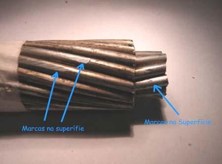 grampos, sendo que as mesmas foram geradas pela deformação plástica promovida pelos grampos e pelo movimento relativo dos fios de alumínio., como mostra a figura 09.