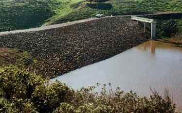 Os aterros deste tipo foram usados no passado em grandes barragens.