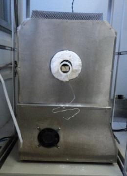 4 Disposição do cadinho de cerâmica dentro do tubo do forno, no processo de tratamento térmico das amostras. Imagem esquerda: inserção lenta do cadinho.