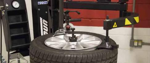 CARACTERÍSTICAS PRINCIPAIS DESTALONADOR LATERAL PNEUMÁTICO Facilita a descolagem do pneu de forma simples e rápida.