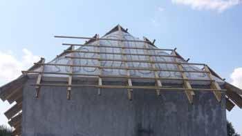 Telhado com absorção de Energia Solar Em todo o telhado, os circuitos de polipropileno säo implantados em cima do isolante e abaixo das telhas, sendo