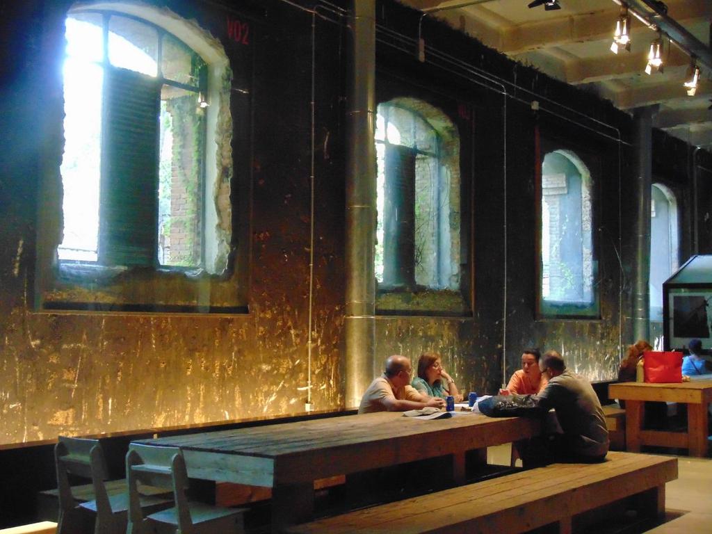 Há também um espaço que parece uma pequena biblioteca, com almofadas que simulam plantas e com uma iluminação natural incrível - há