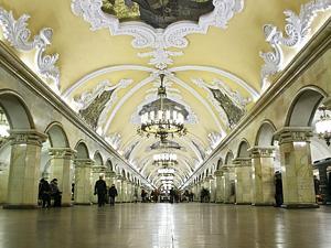 Arbat e Estação de Metrô 4 horas walking tour A Arbat é uma rua histórica, uma das mais antigas de Moscou, onde o passado