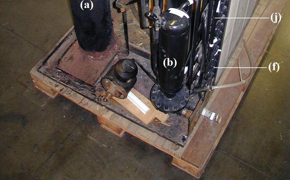 19 apresenta o equipamento com a identificação de seus principais componentes, a saber: (a): Gerador; (b): Bomba de solução; (c): Retificador; (d): Câmara de nivelamento; (e):