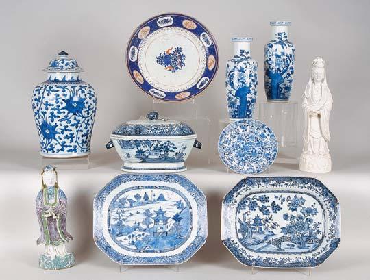 993 995 992 997 994 996 998 992 POTE COM TAMPA, porcelana da China, decoração a azul folhas, reinado Qianlong, séc. XVIII, partido e colado, grandes esbeiçadelas na tampa Dim.