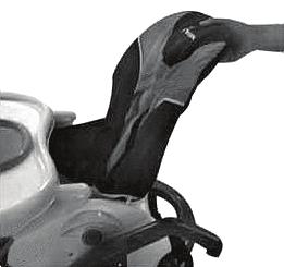 Você pode movimentar a cadeira levantando as pernas traseiras pelos suportes na parte de trás, como mostra a foto.