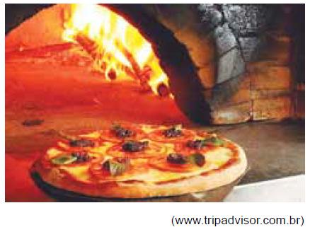 07. A foto mostra uma pizza assada em forno a lenha. a) Enquanto a pizza foi assada, houve transformações químicas, tanto na pizza como na lenha.