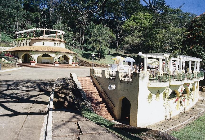 é possível praticar escaladas e rapel, nas trilhas e cachoeiras, realizar prazerosas caminhadas ecológicas e tomar banhos refrescantes.