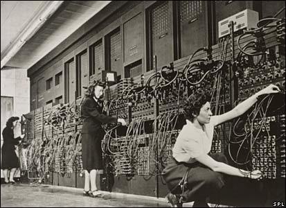 PRIMEIRA GERAÇÃO: COMPUTADORES A VÁLVULA Surgiu com o ENIAC 1943 e funcionou até1955, quando foi desmontado. Algumas características: 17.