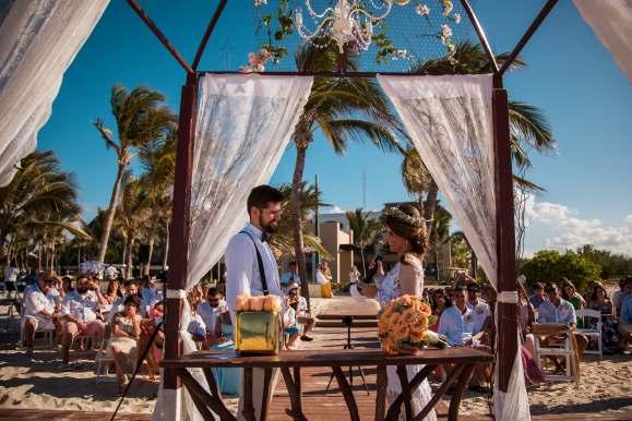 De acordo com a noiva, a ideia de casar em Punta Cana surgiu a partir do espírito aventureiro do casal que tem grande paixão por viajar e já