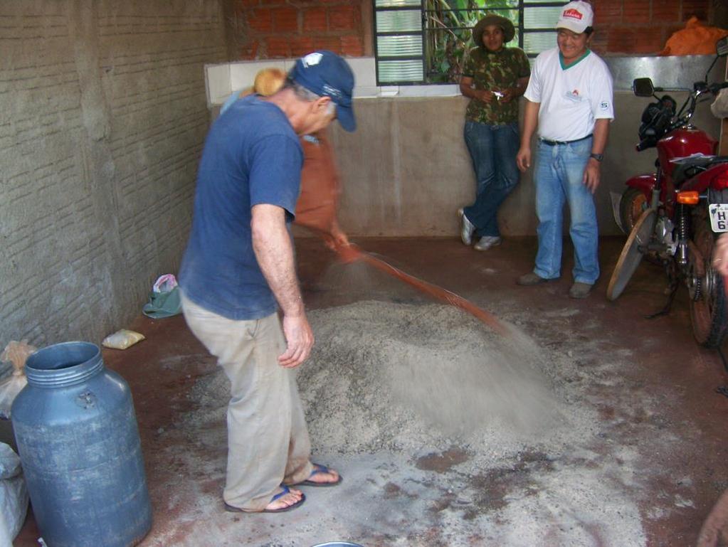 Práticas Agroecológicas Bokashi Bokashi: Extremamente eficiente, tem sido usado regularmente pelos agricultores do MS.