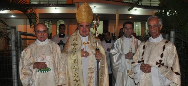 Notícia Após a preparação, Sidrack Chagas e João de Barros foram ordenados diáconos permanentes no dia 6 de junho de 1987, na Catedral de São Sebastião, pela imposição das mãos de Dom Eugenio Sales.