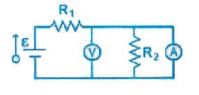 os resistores são idênticos, e C1 e C2 são dois